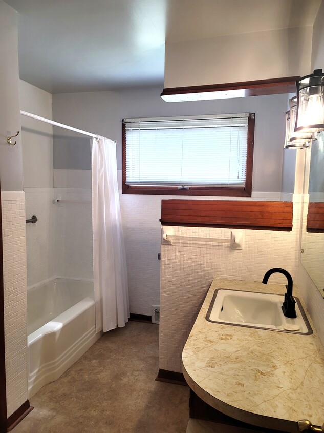 Building Photo - 909 54th St