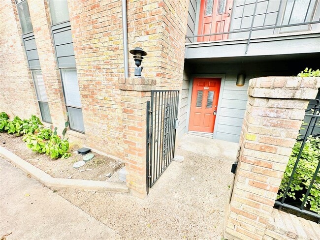 Building Photo - 1101 Hollow Creek Dr