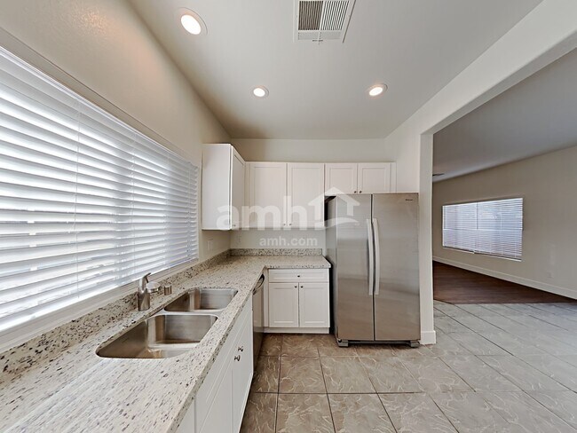 Foto del edificio - 921 Shades End Ave
