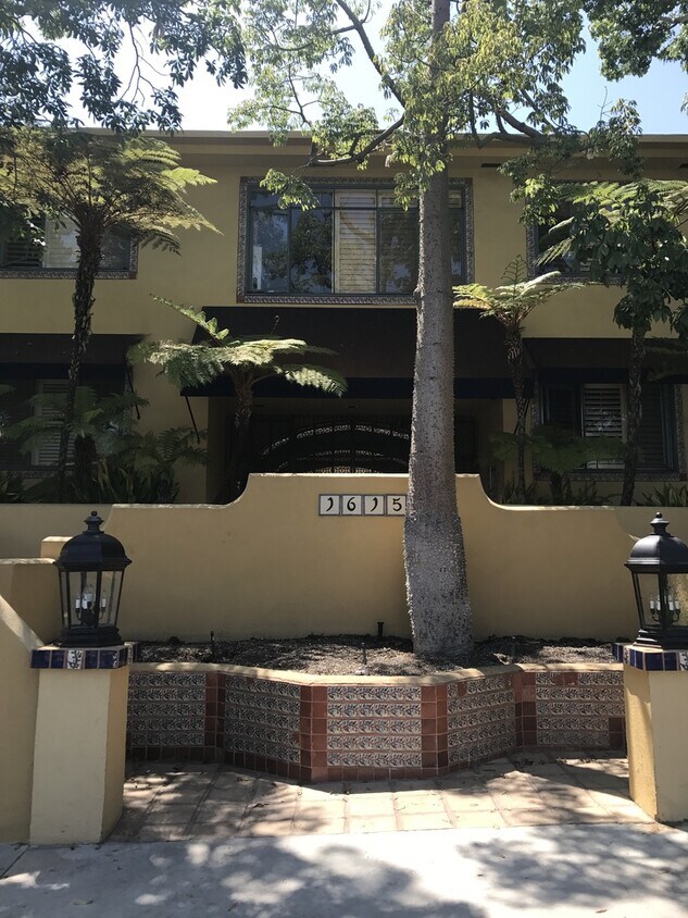 1615 Laurel Ave Unit 203, Los Angeles, CA 90046 Condo for Rent in Los