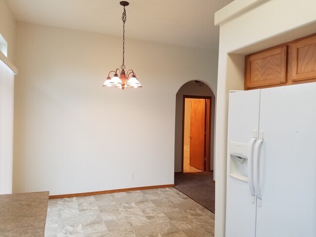 Building Photo - Lovely 3 bdrm 2 Ba Sunshine Meadows home f...