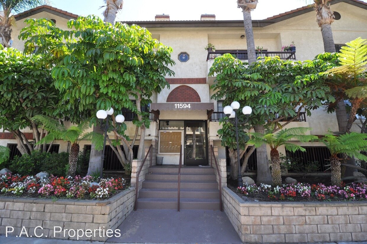 2 br, 2 bath Apartment 11594 Moorpark St... Room for Rent in Los Angeles, CA