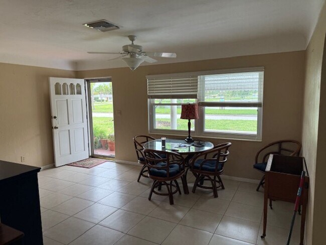 Foto del edificio - Well maintained 2/2 with a large yard in a...