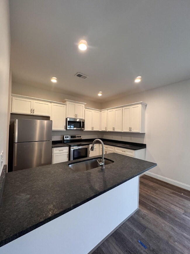 Building Photo - Modern 3-Bed, 2.5-Bath Home in Travelers R...