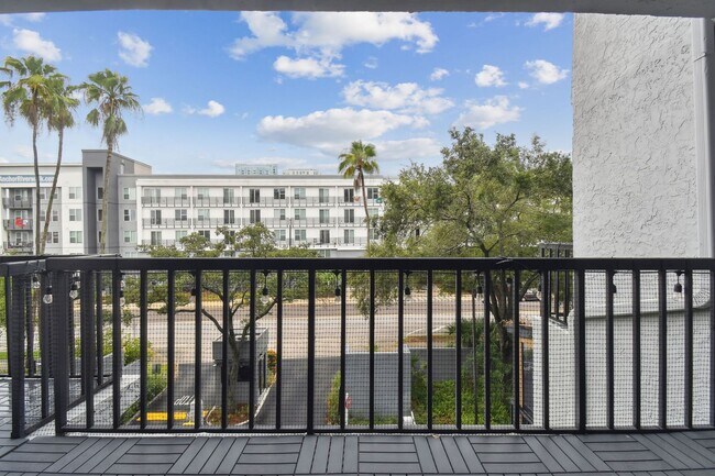 Foto del edificio - Charming 1 Bed, 2 Bath Condo in the Vibran...