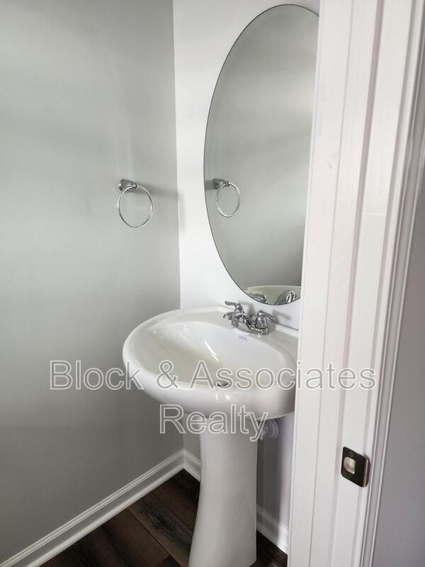 Building Photo - 328 Deercroft Dr
