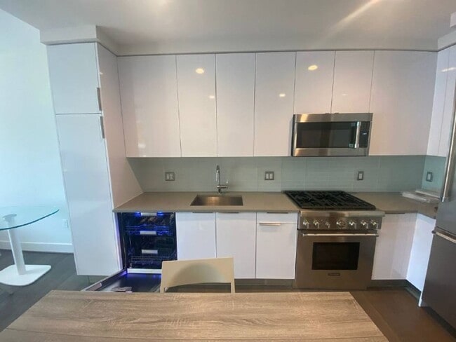 Building Photo - One of the Newest and Most Desirable Locations On the Wharf! Fully Furnished 1 Bed at the VIO! Av...