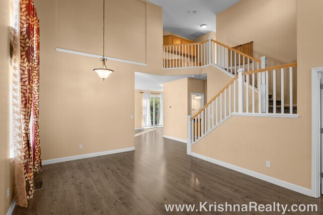 Foto del edificio - Beautiful 3 BD* 2.5 BA* + Office/Den Downs...