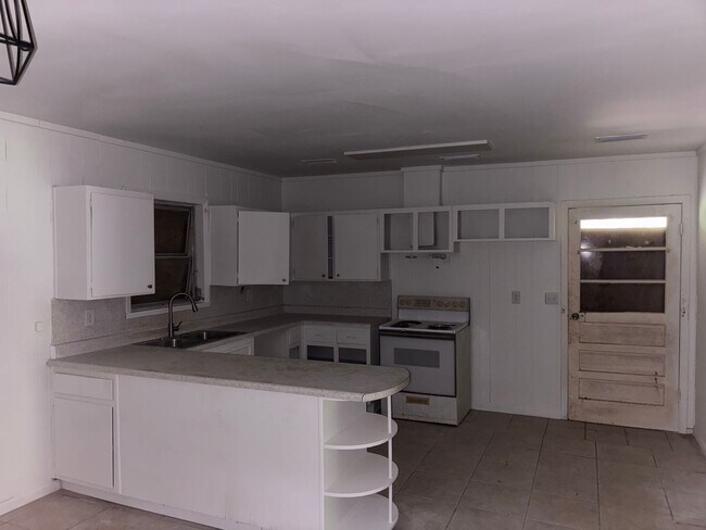 Building Photo - Newly renovated 3 bed 2 bath home in priva...