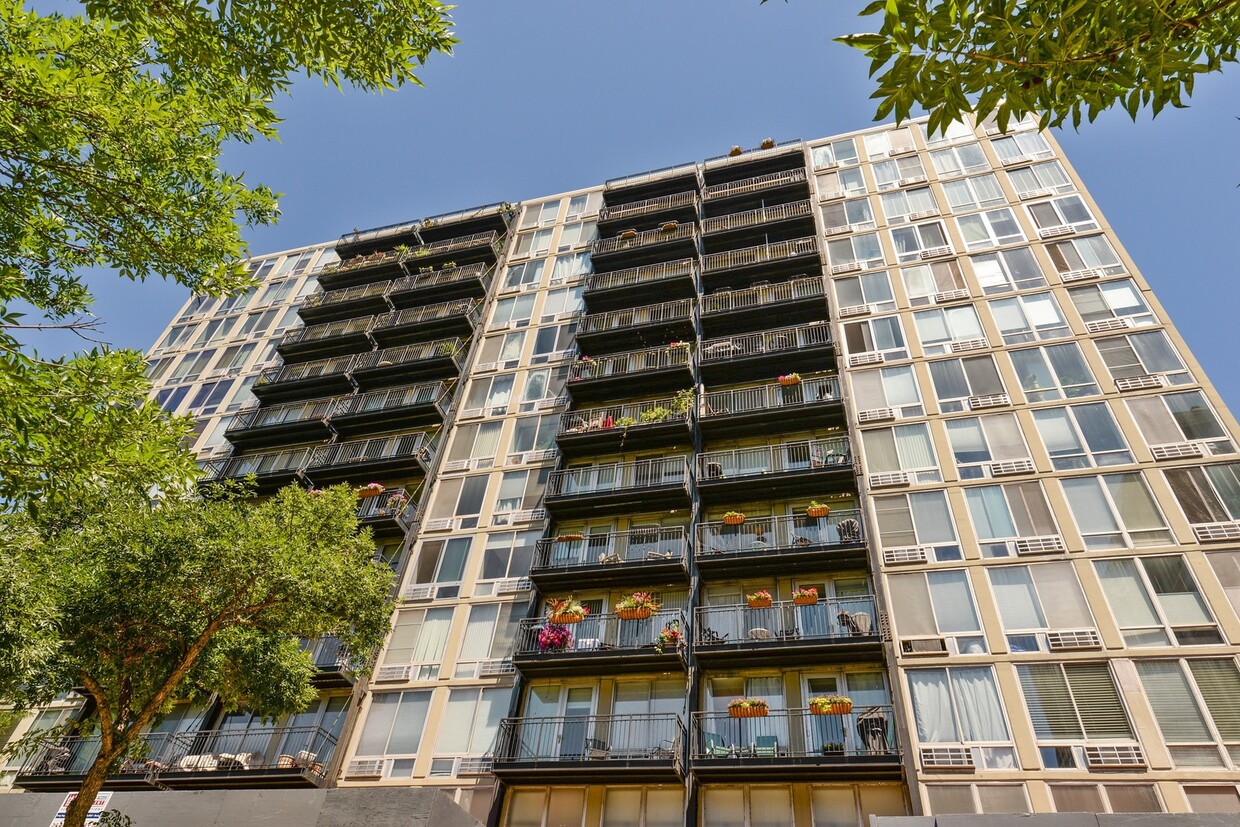 Foto principal - 450 W Briar Pl