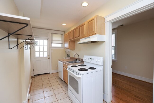 Building Photo - Spacious 2-Bedroom Manchester Apartment with TWO Large Balconies!