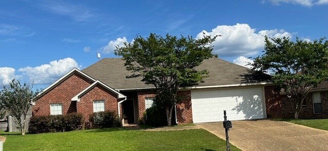 Foto principal - 709 Clubhouse Dr