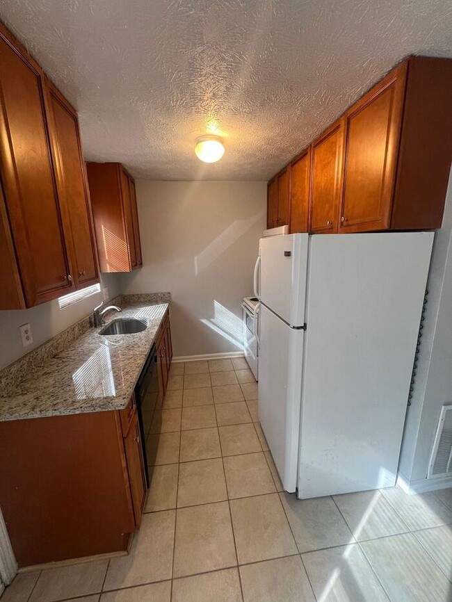 Foto del edificio - NOW READY! Great 2 bedroom on Alexander in...