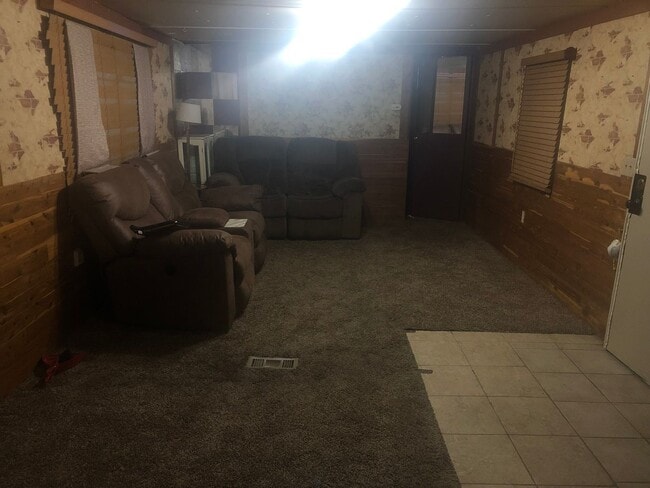 Building Photo - 2 bed 1 bath mobile home located on south ...