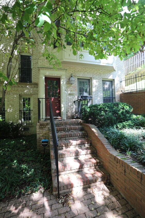 Primary Photo - 4607 1/2 MacArthur Blvd NW