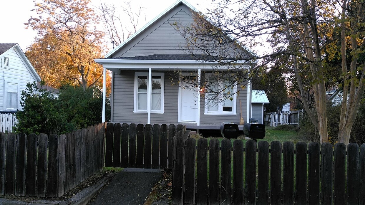 Primary Photo - 644 Cowles Ave
