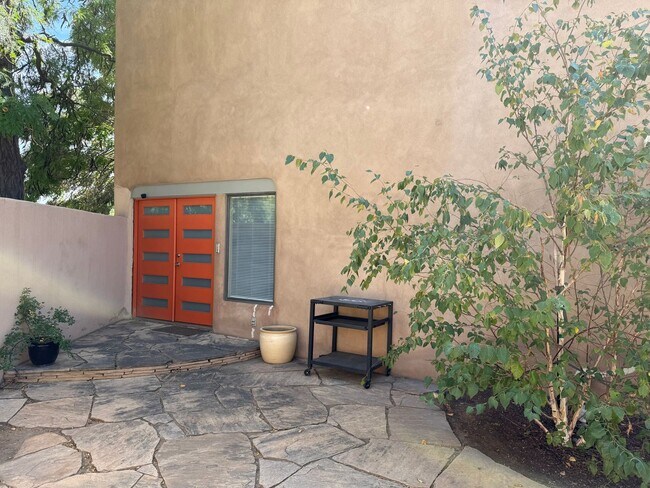 Building Photo - Townhome Near Old Town and Sawmill District