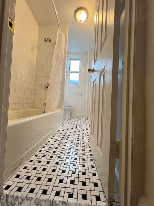 Building Photo - Renovated Kitchen - Make Yourself at Home Close to Journal Square