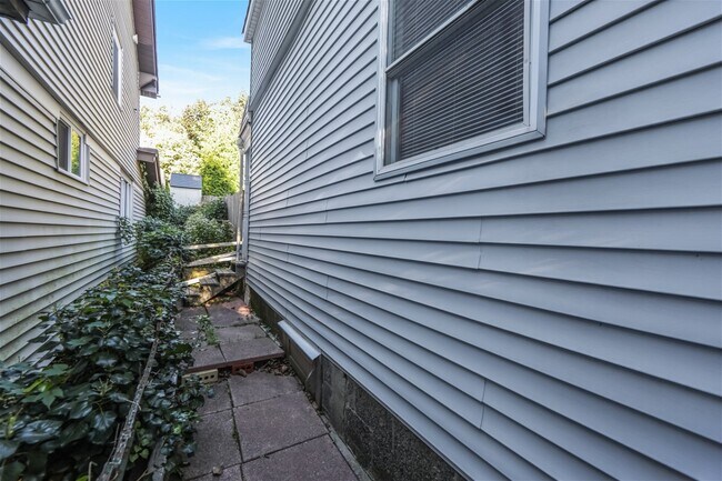 Building Photo - 18 Valley Place, Edgewater, NJ 07020 - 1 B...