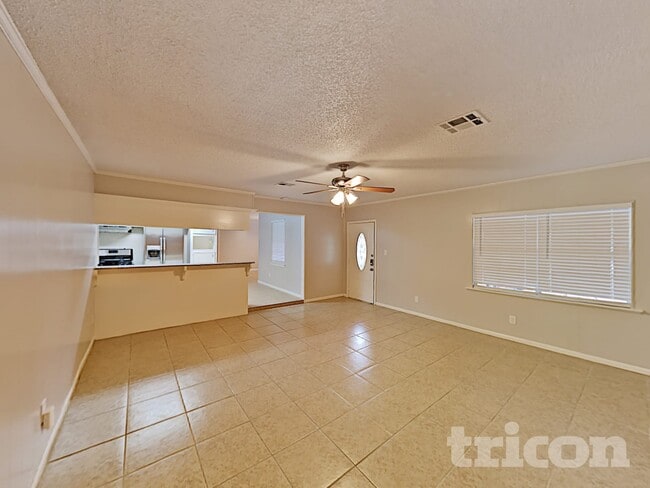 Foto del edificio - 411 E Carby Rd