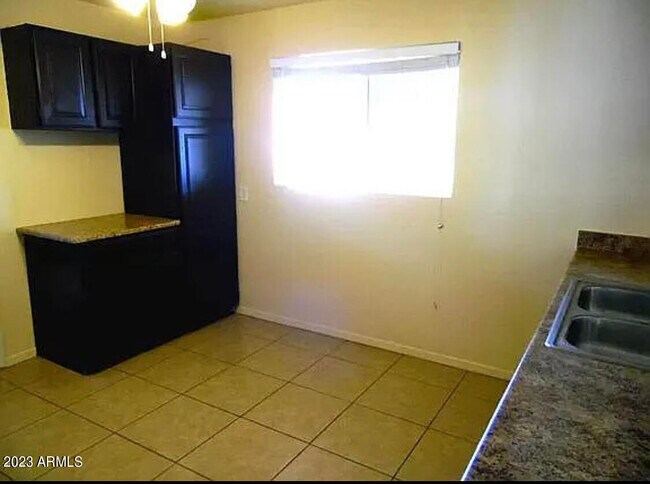 Foto del edificio - 5207 E Windsor Ave