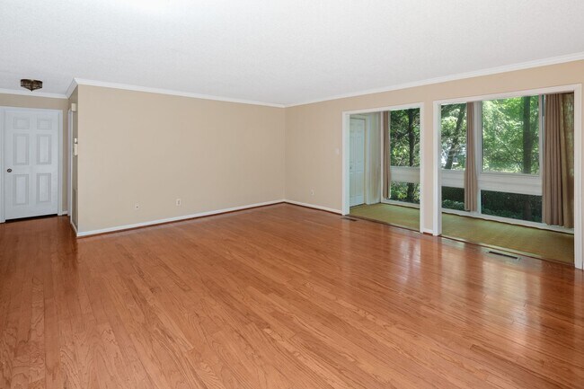 Building Photo - Renovated South Asheville Condo
