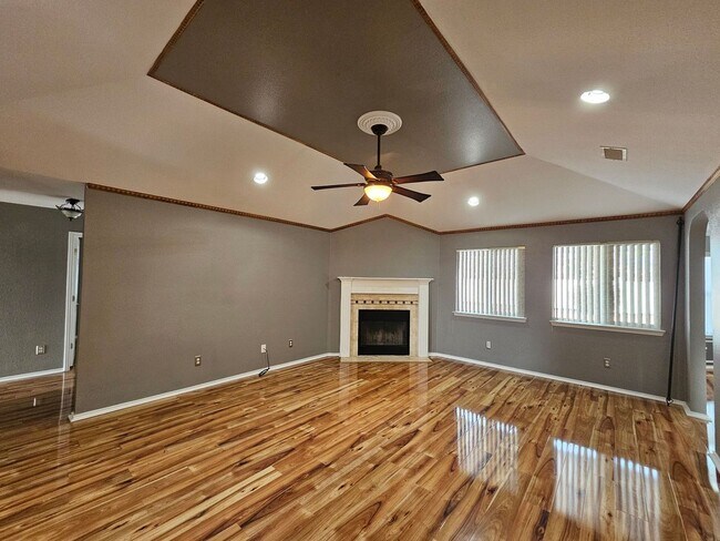 Foto del edificio - NEW IN MANAGEMENT - AVAILABLE NOW!