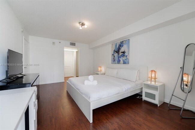 Building Photo - 1200 Brickell Bay Dr