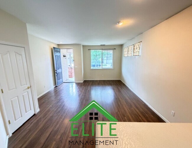 Foto del edificio - **Spacious 4-Bedroom Single-Story Home in ...