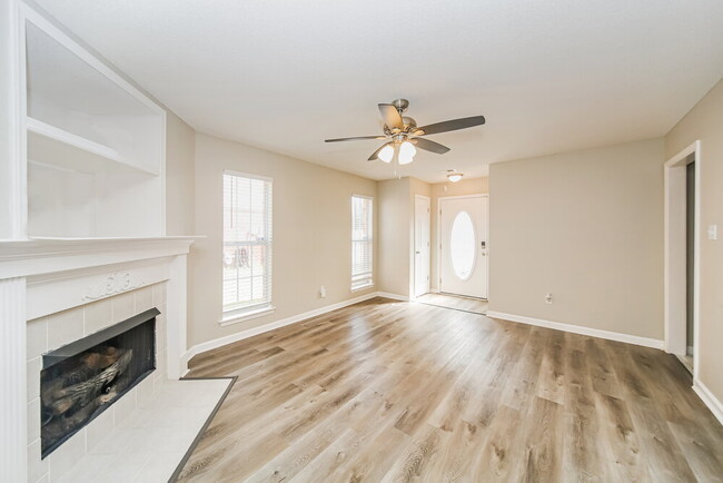 Building Photo - 10738 Pecan View Dr