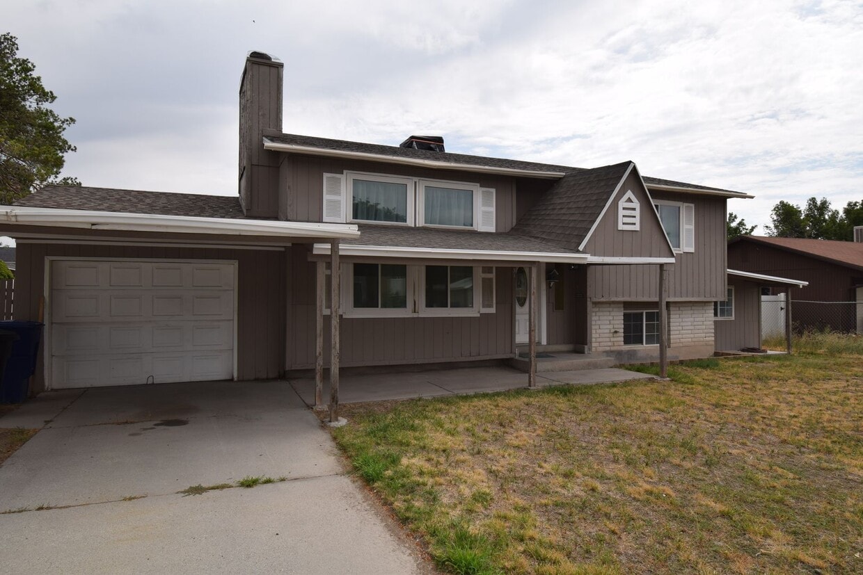 Comfortable Kearns 4-Bed Home with Spacious layout & Private Yard - Comfortable Kearns 4-Bed Home with Spacious layout & Private Yard
