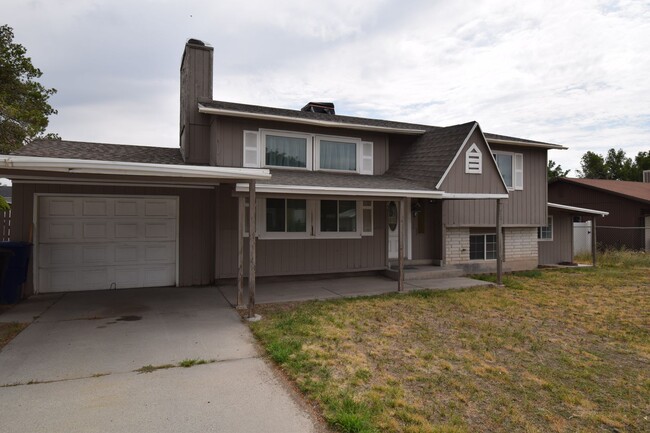 Comfortable Kearns 4-Bed Home with Spacious layout & Private Yard - Comfortable Kearns 4-Bed Home with Spacious layout & Private Yard