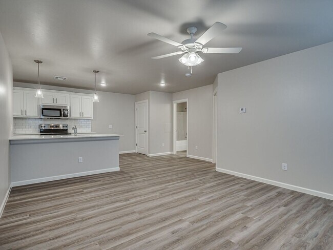 Foto del edificio - Very Nice 4 Bedroom 2 Bath Duplex in Oakda...