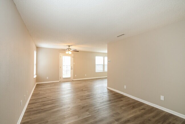 Foto del edificio - 16753 Aulton Dr