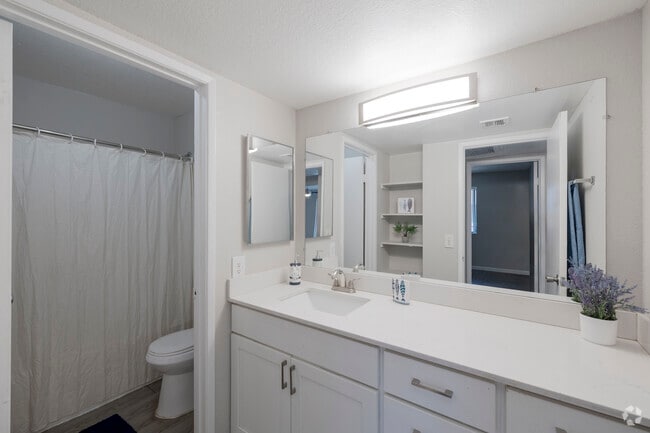 2 habitaciones, 2 baños - 950 pies cuadrados - Baño principal - Ventana Palms