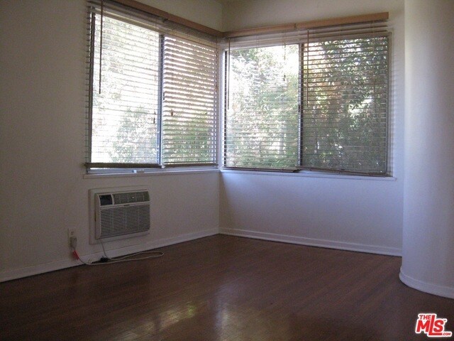 Building Photo - 3043 Hollycrest Dr
