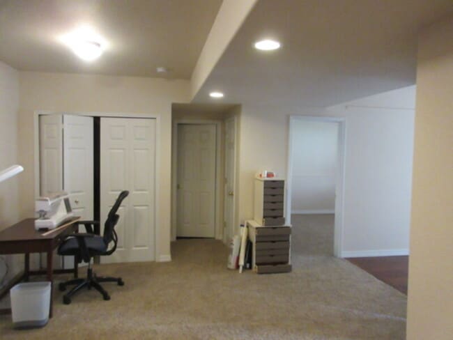 Building Photo - Townhome