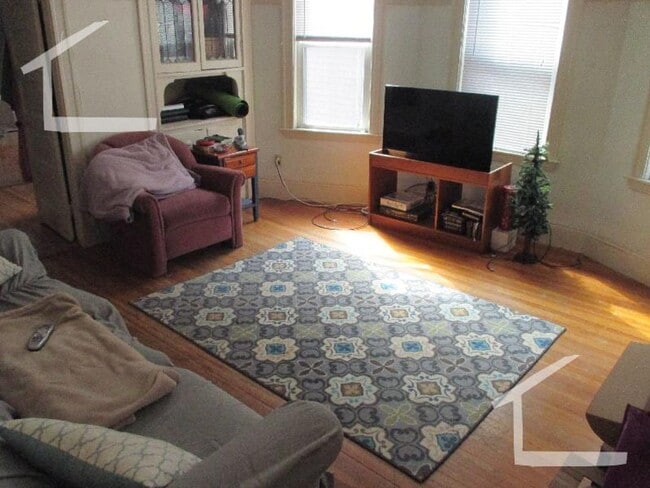 Building Photo - Large Unit in Brighton. Laundry, Backyard,...