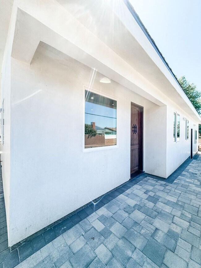 Foto del edificio - 9637 Corbin Ave