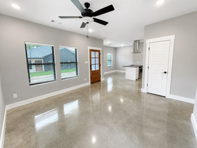 Building Photo - 1213 Oak Dr