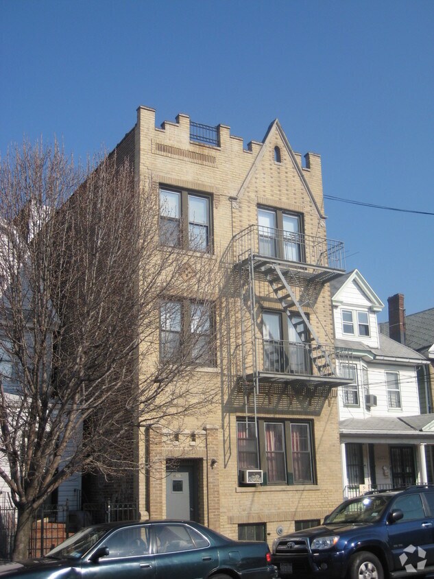 Foto principal - 104-51 39th Ave