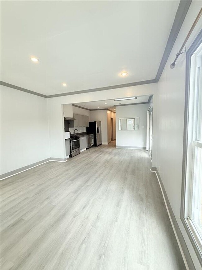 Building Photo - 941-941 Bayonne St