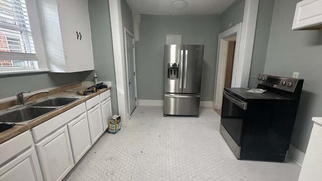 Building Photo - Single Family Home - Three Bedroom Under R...