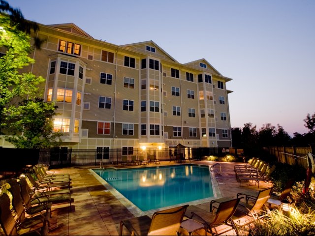 Vista exterior de la piscina y en la Apartments de noche - Canton Woods