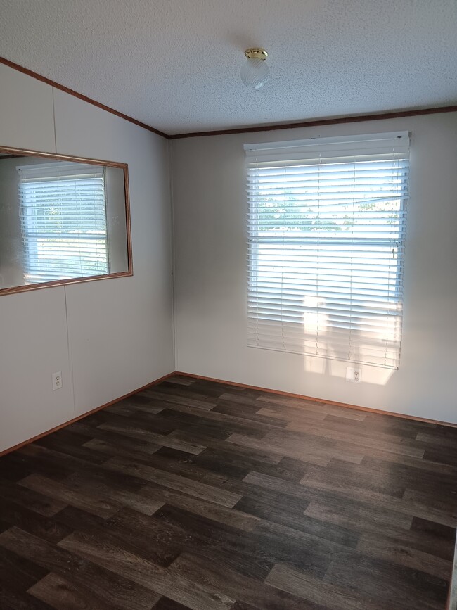 Building Photo - 548 Pitts Loop