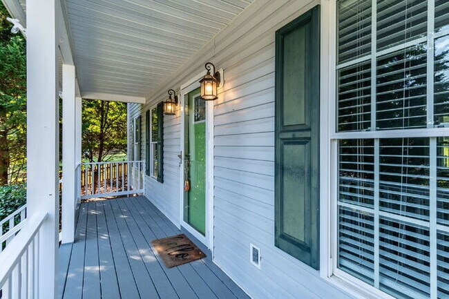 Foto del edificio - Beautiful 2-Story Home with Florida Room, ...