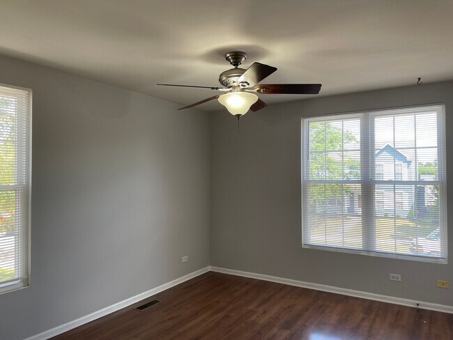 Building Photo - 1093 Symphony Dr