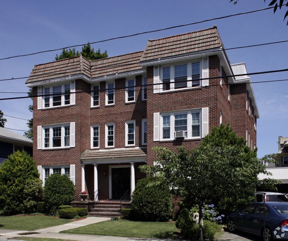 Primary Photo - 126-128 Elton St