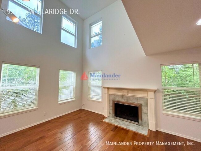 Building Photo - *Half off the second full month of rent!* Spacious Home Near Washington Square