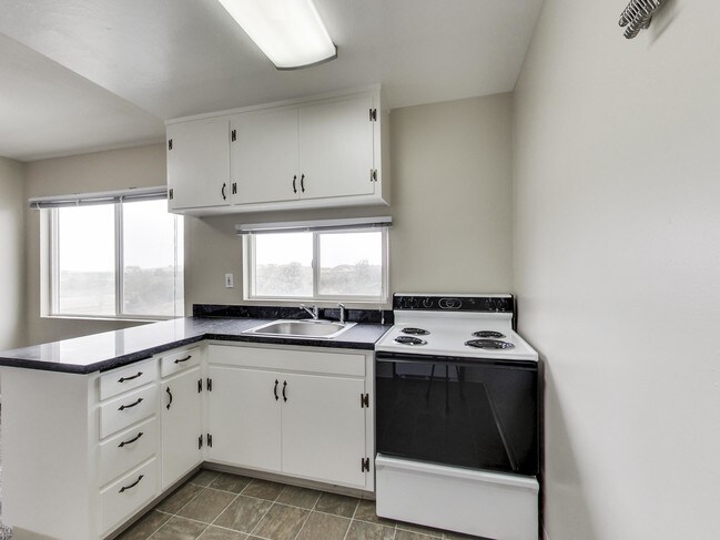 Building Photo - 1361 La Playa St